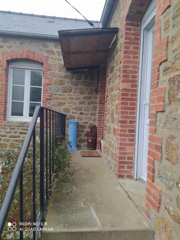 une maison en briques avec un planteur sur son côté dans l'établissement Appartement dans maison de caractère, à Saint-Malo