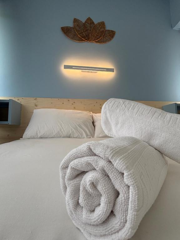 - un lit avec une couverture blanche dans l'établissement Le D'Artagnan - App 8 - Balcon, à Cazaubon