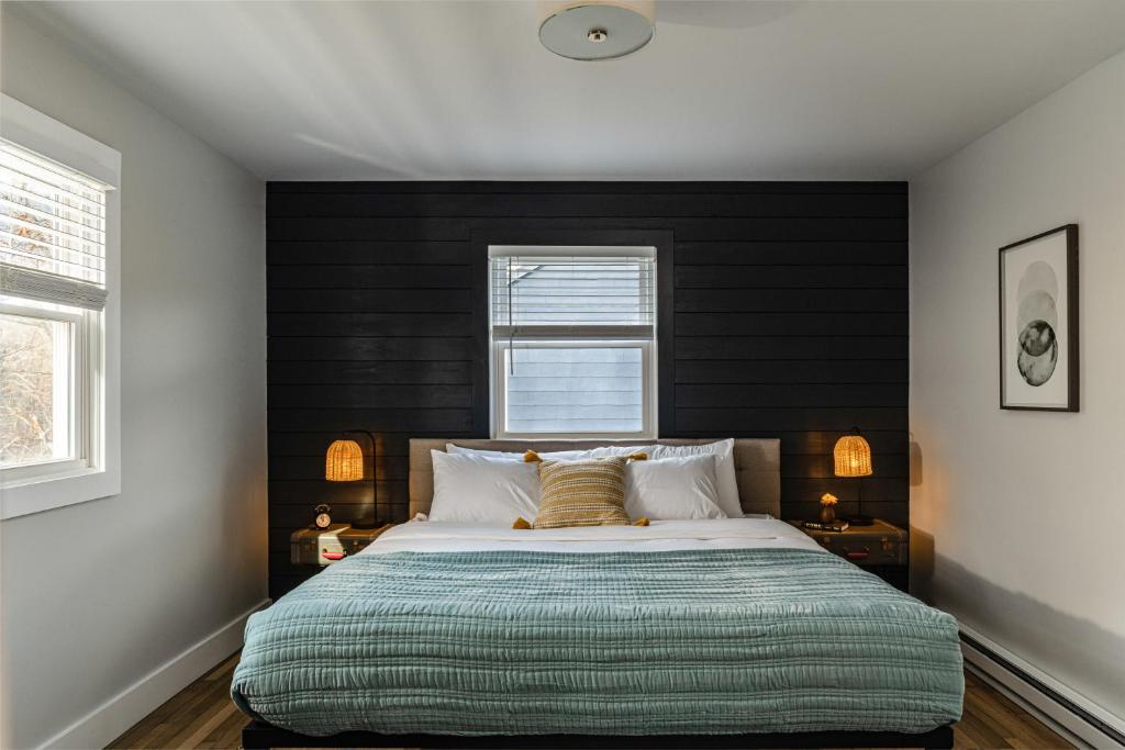 Postel nebo postele na pokoji v ubytování Perch Cottages #5 - Mountain Views, Sauna, Private Creek Access