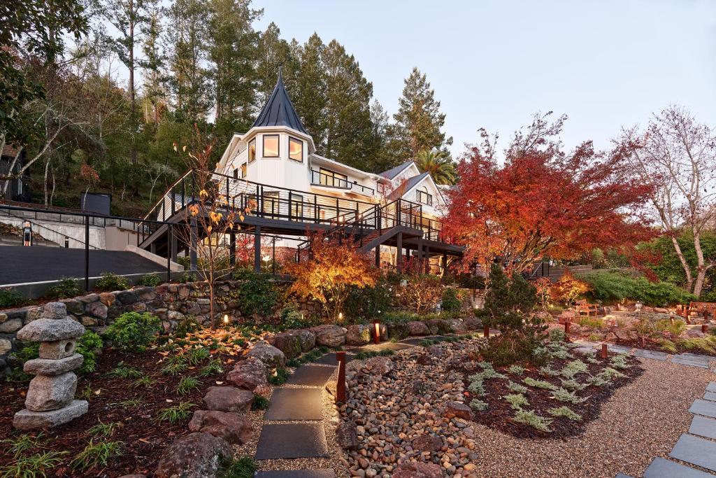 a large white house with a large yard at Okaeri in Calistoga
