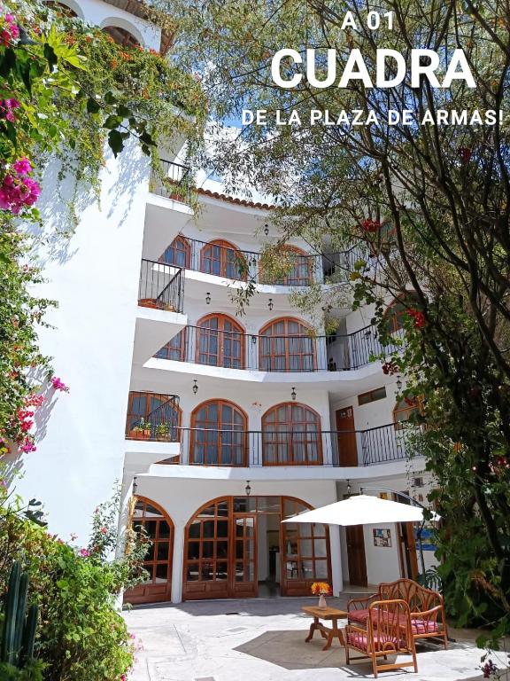 un gran edificio blanco con una mesa delante en Casa Munayki, en Ayacucho