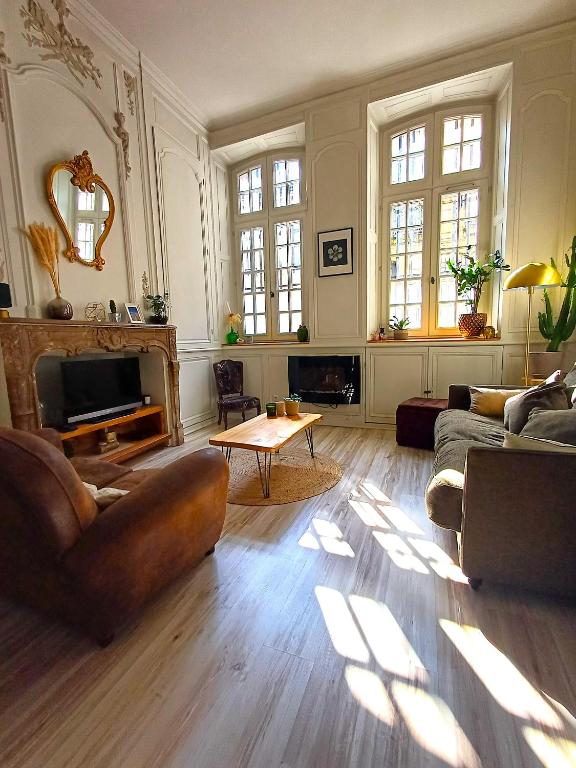 un salon avec un canapé et une table dans l'établissement T2 bis atypique Bordeaux-centre - Classement 3 étoiles, à Bordeaux