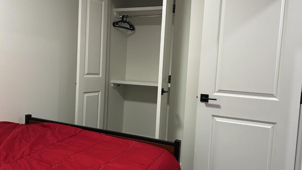Postel nebo postele na pokoji v ubytování Haven Lodge, 2BR Brand New Basement Suite
