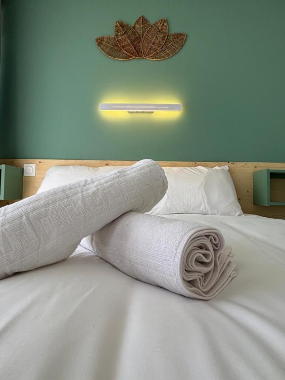 une pile de serviettes assises sur un lit dans l'établissement Le D'Artagnan - App 10 - Balcon, à Cazaubon