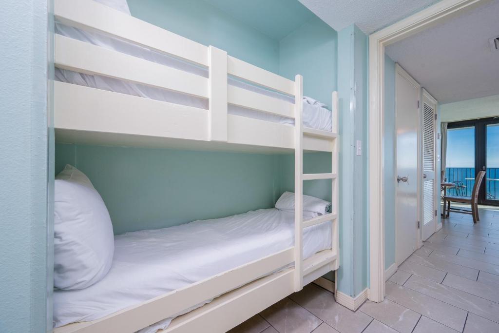 Postel nebo postele na pokoji v ubytování Phoenix All Suites Hotel