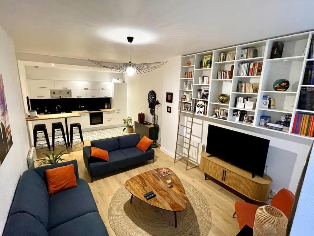 un salon avec un canapé bleu et une table dans l'établissement T3 refait à neuf quartier Hôtel de Ville-Terreaux, à Lyon