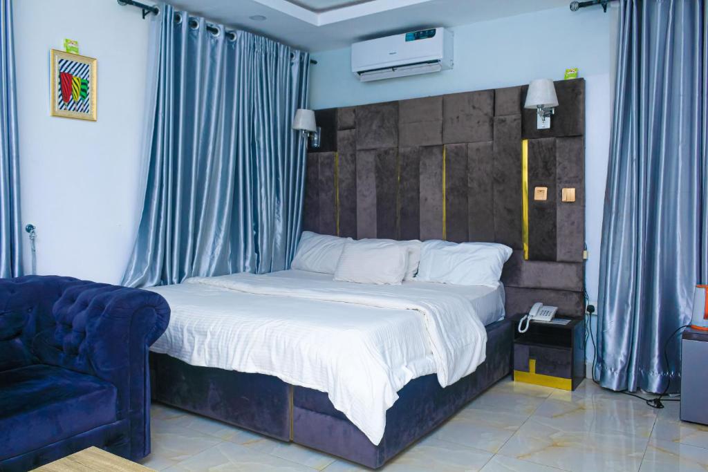 Postel nebo postele na pokoji v ubytování Marquee Land Hotel
