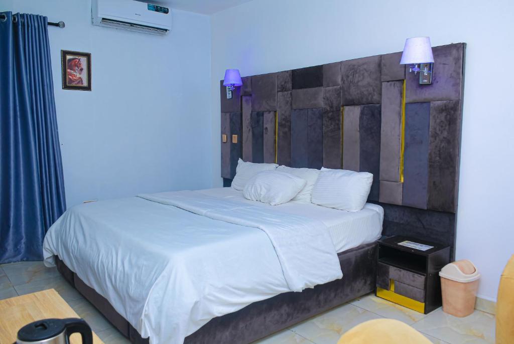 Postel nebo postele na pokoji v ubytování Marquee Land Hotel
