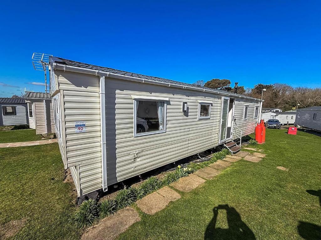 BenacreにあるHomely Caravan At Kessingland Beach Holiday Park, Suffolk Ref 90040Bcの庭にある小さな白いトレーラー