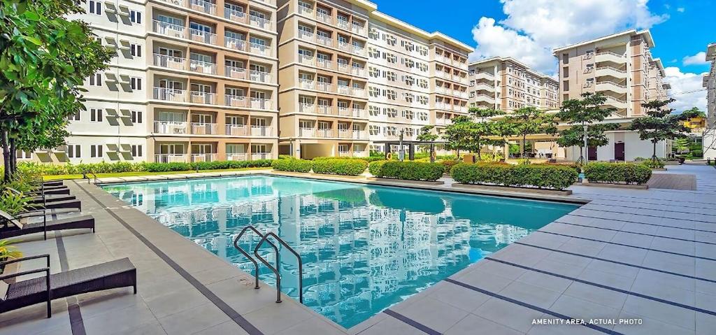 una piscina frente a un edificio en 2BR Fully Furnished Unit at Fairview QC, en Manila