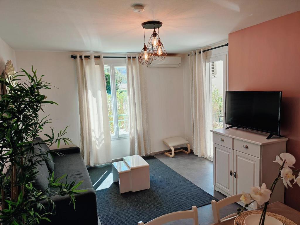 TV/trung tâm giải trí tại Douceur du Verdon- Climatisé avec Piscine, Parking