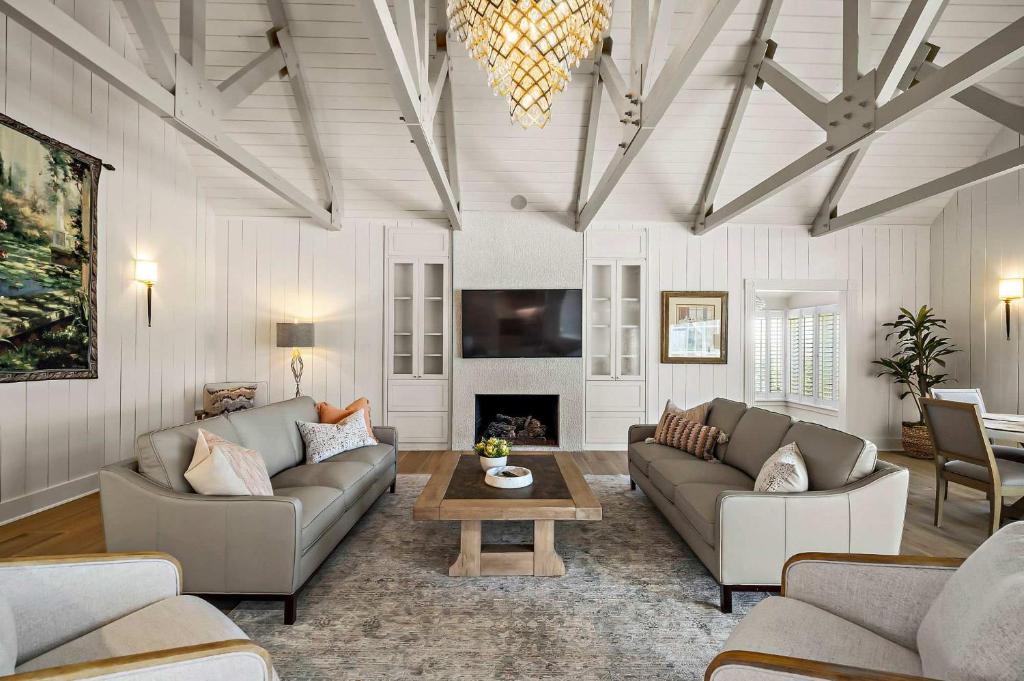 a living room with two couches and a table at Lazy River Ranch - Lazy River Pool, Golf & Pickleball in Kreutzberg