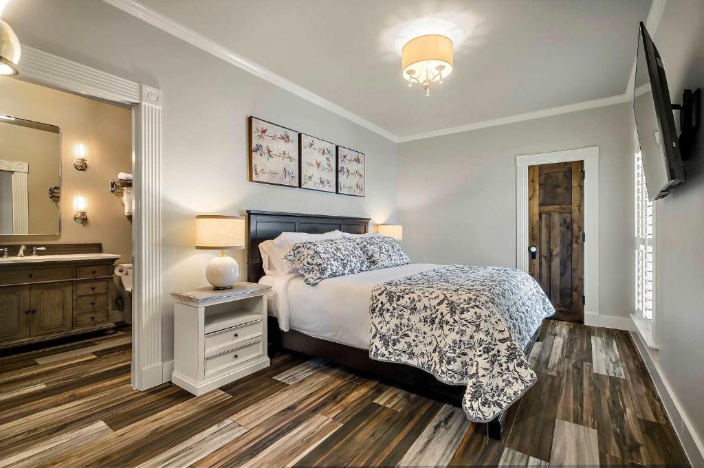 a bedroom with a bed and a bathroom with a sink at Lazy River Ranch - Lazy River Pool, Golf & Pickleball in Kreutzberg