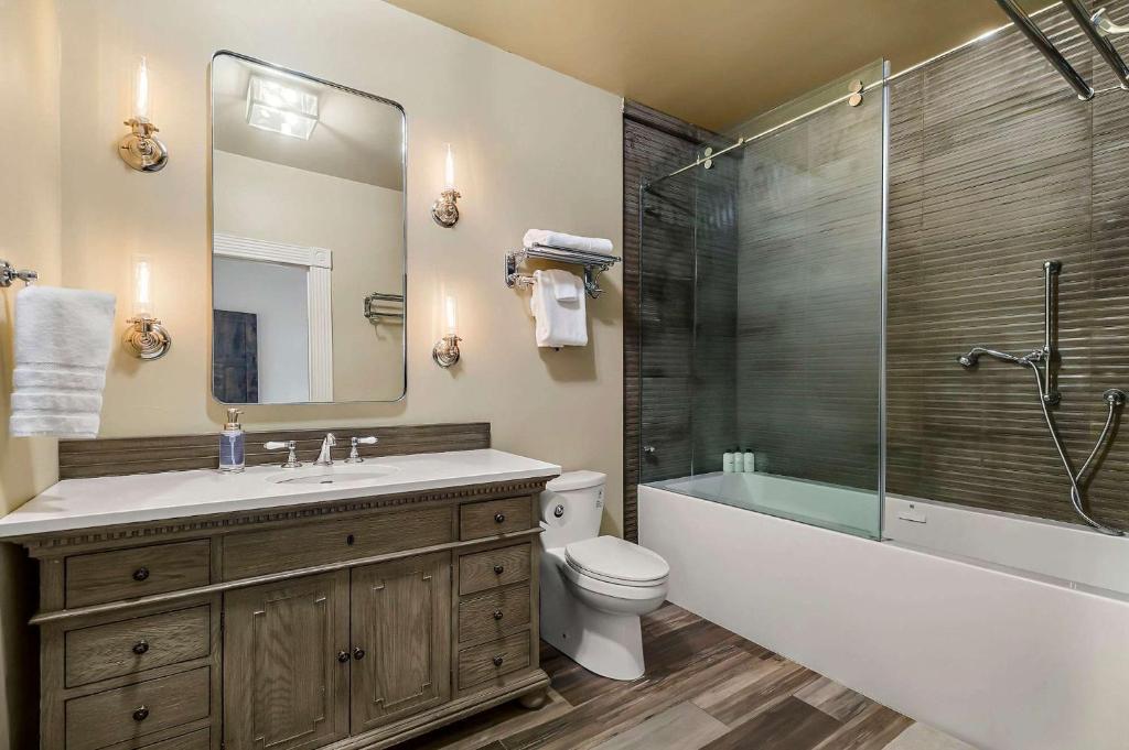 a bathroom with a tub and a toilet and a sink at Lazy River Ranch - Lazy River Pool, Golf & Pickleball in Kreutzberg
