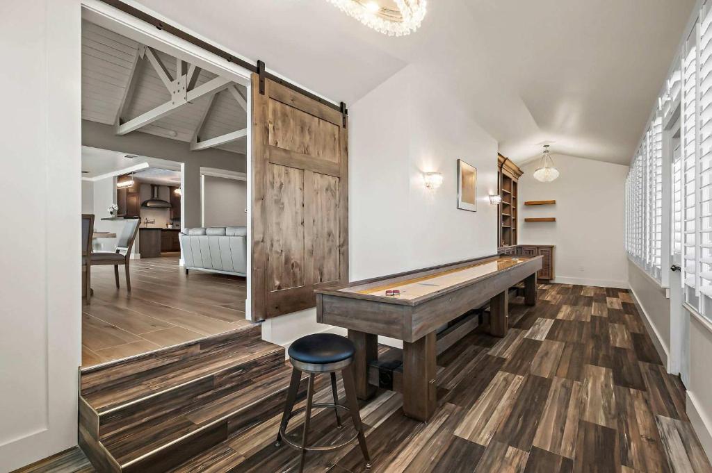 a room with a ping pong table in it at Lazy River Ranch - Lazy River Pool, Golf & Pickleball in Kreutzberg