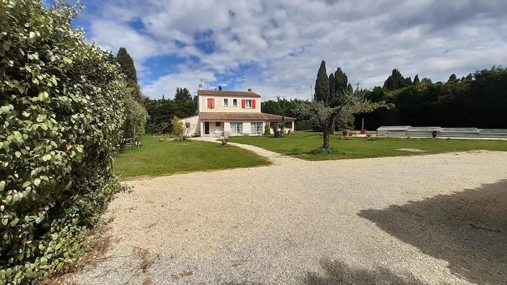 une grande maison blanche avec un arbre et une allée. dans l'établissement 4 bedroom villa pool entire place, à Salon-de-Provence
