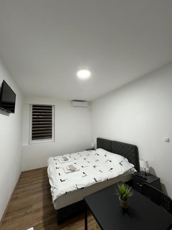 Letto o letti in una camera di Apartmani Ćosić - Kuršumlijska banja