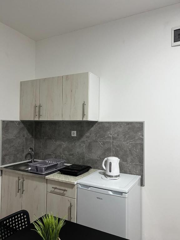 Cucina o angolo cottura di Apartmani Ćosić - Kuršumlijska banja