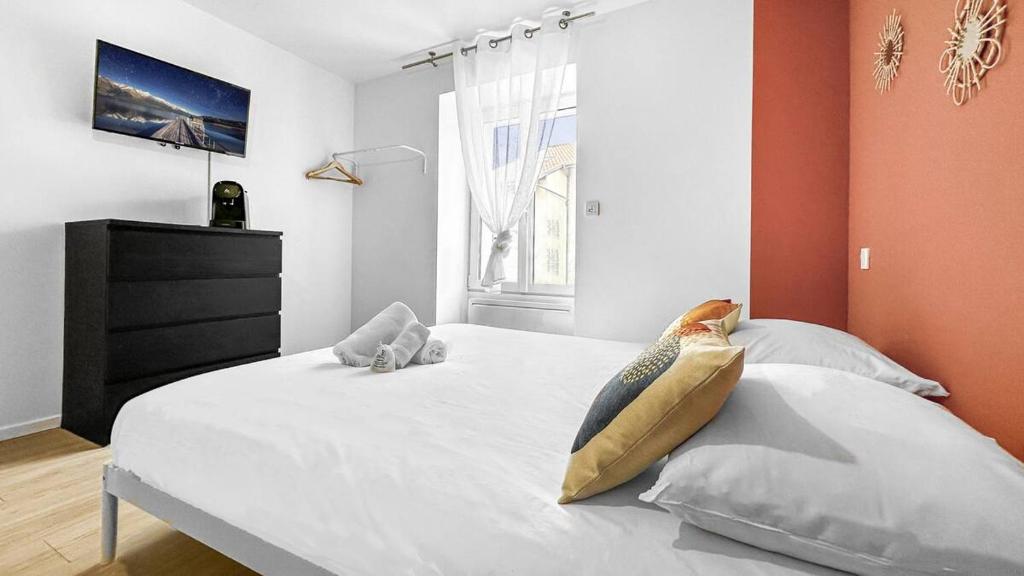 a bedroom with a white bed and a window at Studio cosy tout équipé proche de Genève in Viry