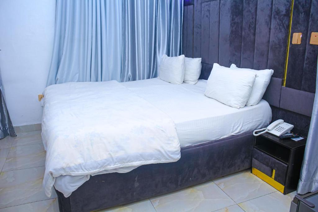 Postel nebo postele na pokoji v ubytování Marquee Land Hotel