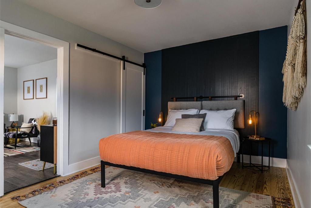 Postel nebo postele na pokoji v ubytování Perch Cottages #9 - Mountain Views, Sauna, Private Creek Access