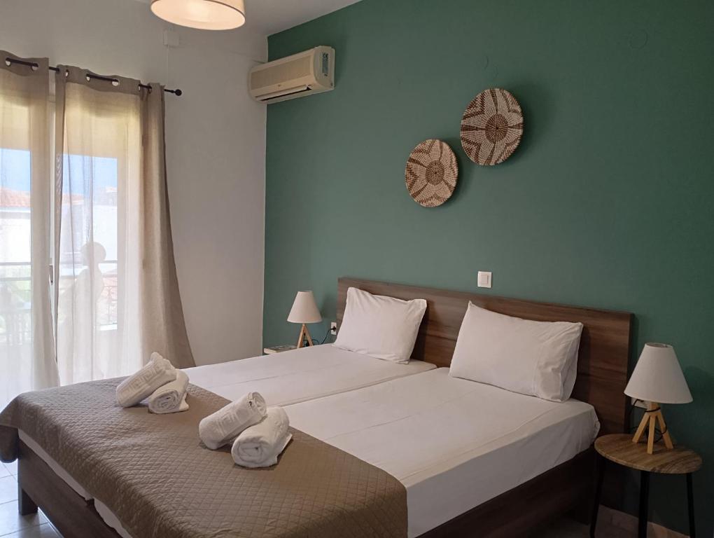 ein Schlafzimmer mit zwei Betten mit Handtüchern darauf in der Unterkunft Euphoria complex in Kavos