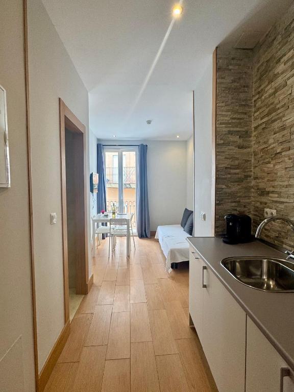 Postel nebo postele na pokoji v ubytování Alcazar Suites