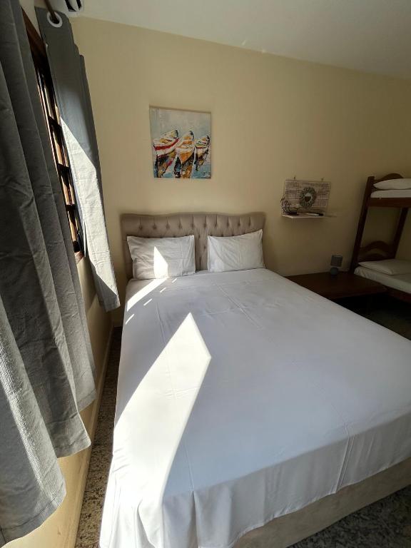 Cama ou camas em um quarto em Pousada Kembali Maresias