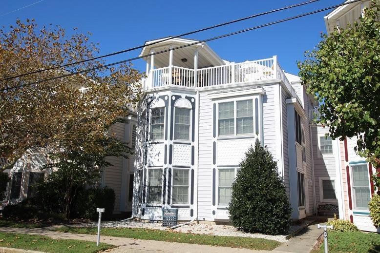 リホボスビーチにあるMaryland avenue 13bのバルコニー付きのホワイトハウスです。