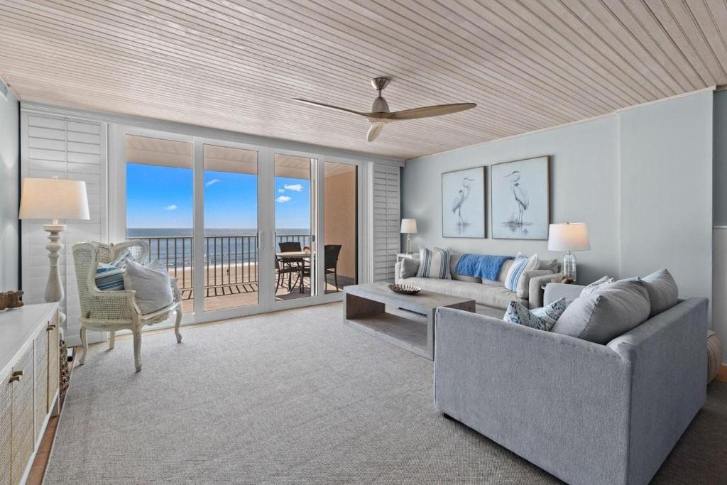 帕瓦雷斯岛Beautiful Views 3 Bedroom 4th Floor Oceanfront的带沙发和桌子的客厅