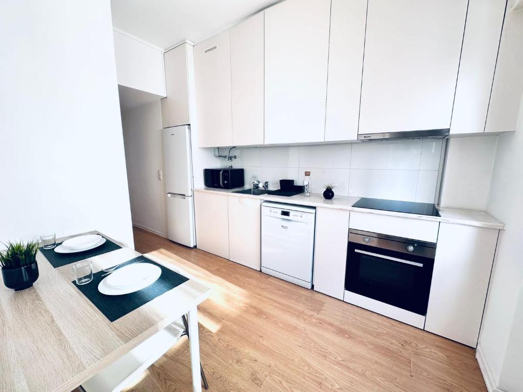 The Redondo House - NO 4E1 - Comfortable Two-Bedroom Apartment