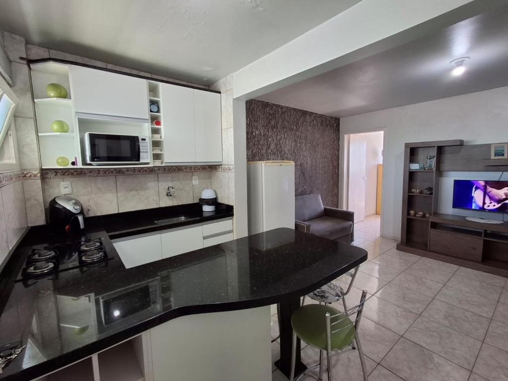 Kuchyň nebo kuchyňský kout v ubytování Apartamento no Centro do Arroio a 1 quadra do mar