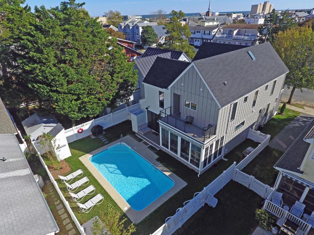 eine Luftaufnahme eines Hauses mit Swimmingpool in der Unterkunft Maryland avenue 35 in Rehoboth Beach