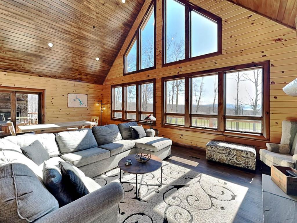 Khu vực ghế ngồi tại Water & Mountain Retreat