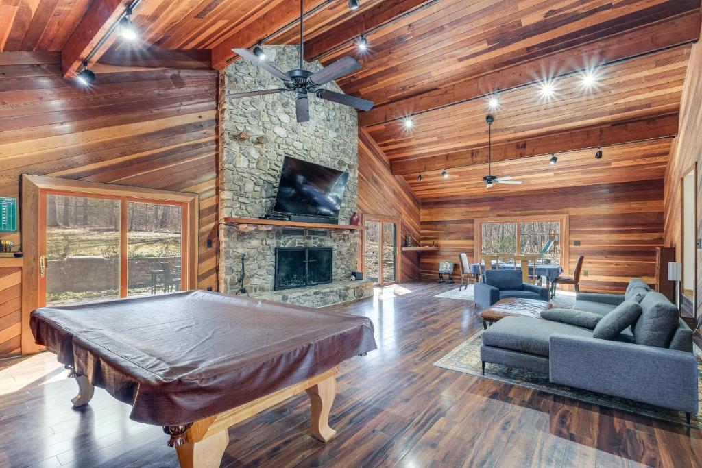 Χώρος καθιστικού στο Waterfront Cabin on 32 Acres in Leesburg!