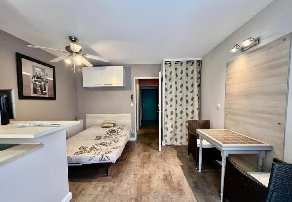 Cette chambre comprend un lit, un bureau et un lavabo. dans l'établissement Studio 4 personnes avec piscine proche plage, à La Grande Motte