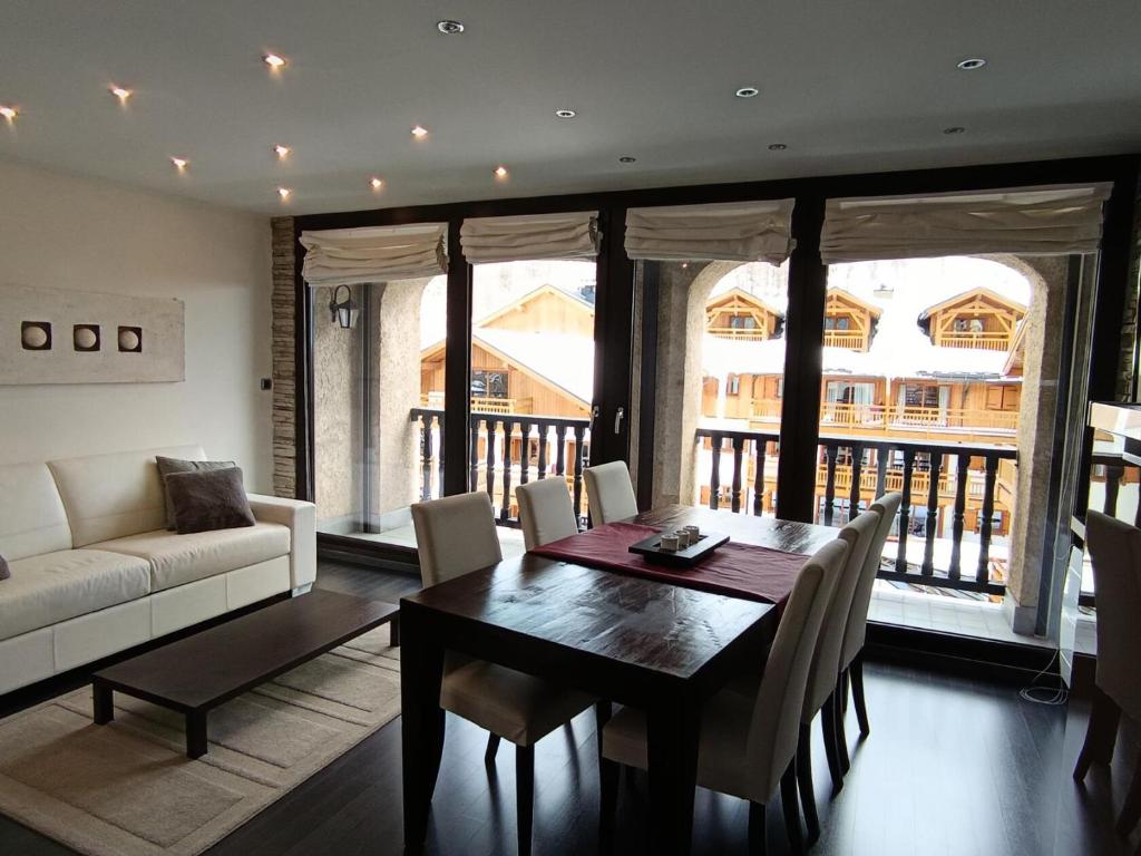 un salon avec une table et un canapé dans l'établissement Résidence Bardeaux - Superbe appartement à 100m des pistes en front de neige MAE-0861, à Montgenèvre