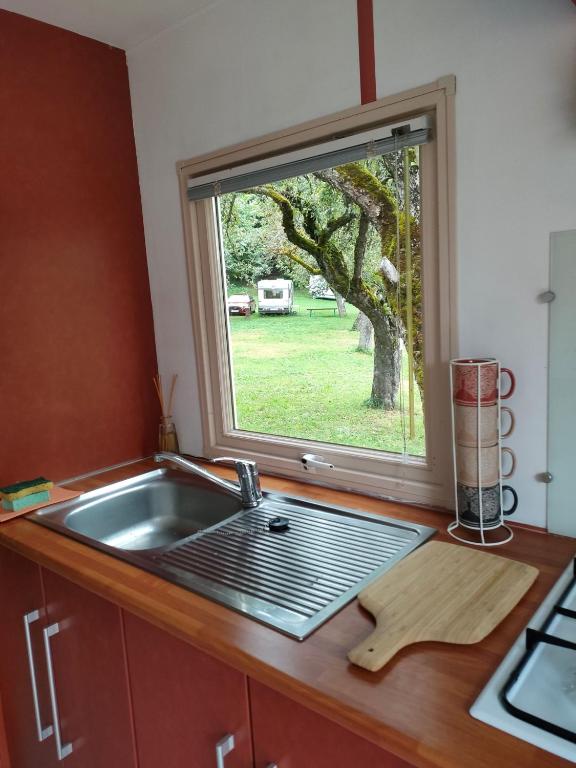 Kuchyň nebo kuchyňský kout v ubytování Camping Canopée