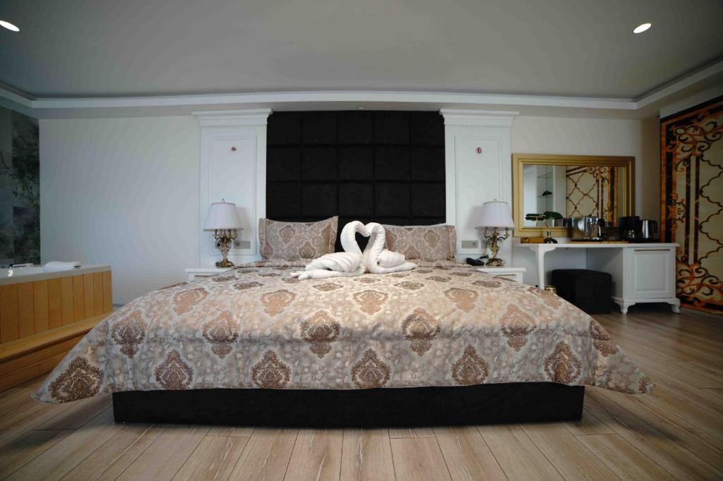 Postel nebo postele na pokoji v ubytování Datca Suites Luxury Boutuiqe Hotel
