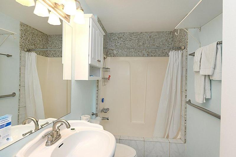 Koupelna v ubytování 124CL 124 Claressa Ave
