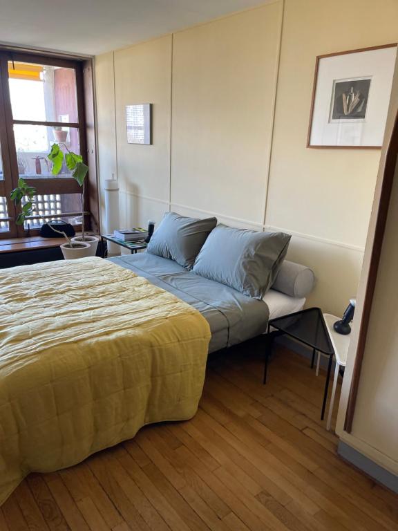 une chambre avec un lit dans une pièce dans l'établissement Le Corbusier Type B, à Marseille
