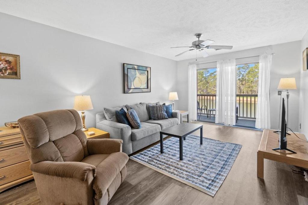 un soggiorno con un divano e una poltrona di True Blue Golf Escape 2 Bdrm 2 Bath a Pawleys Island