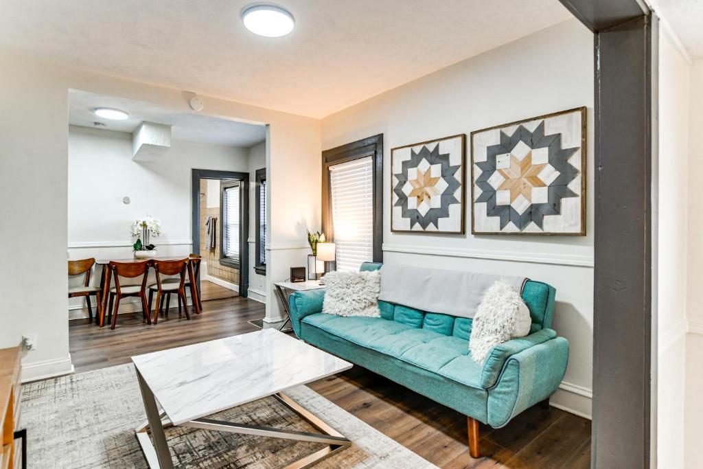 Χώρος καθιστικού στο Walkable Location Welcoming Unit in Omaha