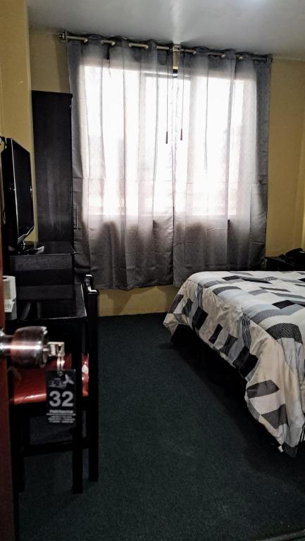 Postel nebo postele na pokoji v ubytování Hostal Los Lirios
