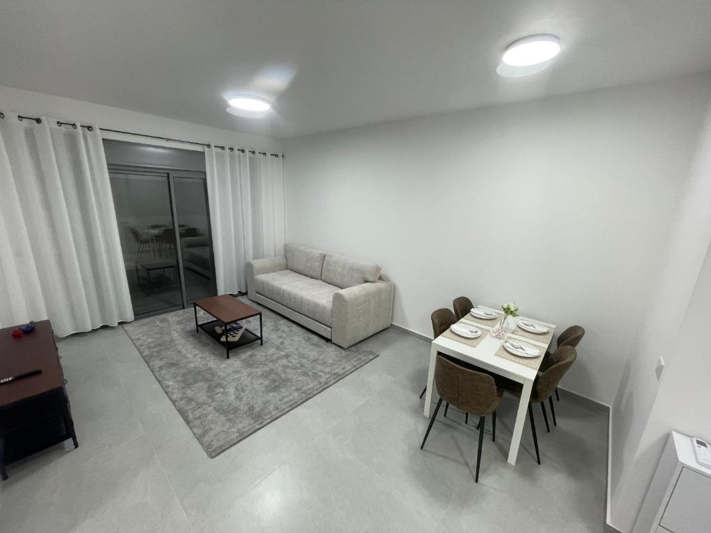 エイラットにあるApartment Eilatのソファとテーブルのあるリビングルーム