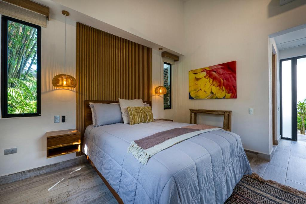 Postel nebo postele na pokoji v ubytování Synergy Retreats Costa Rica, Uvita, Puntarenas