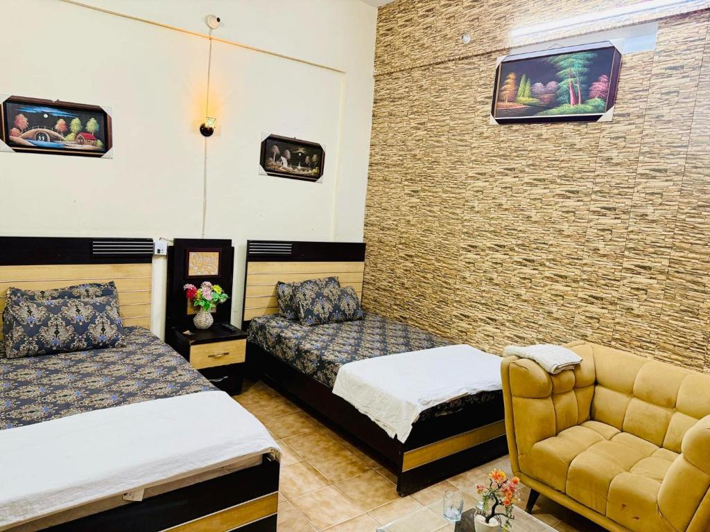 Ένα ή περισσότερα κρεβάτια σε δωμάτιο στο Embassy inn Guest House Hyderabad