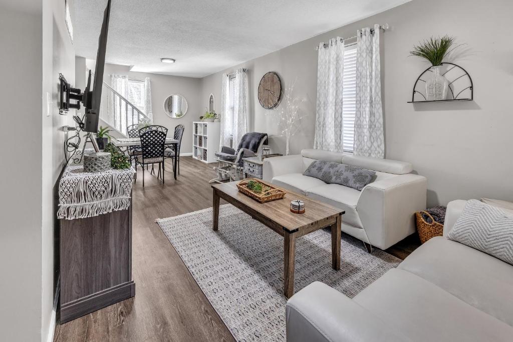 Et opholdsområde på Serene Corner Cottage with Hot Tub home