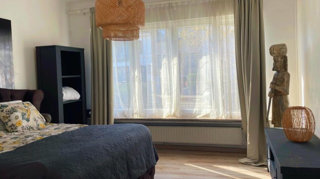 Postel nebo postele na pokoji v ubytování Sunny apartment near atomium parking free
