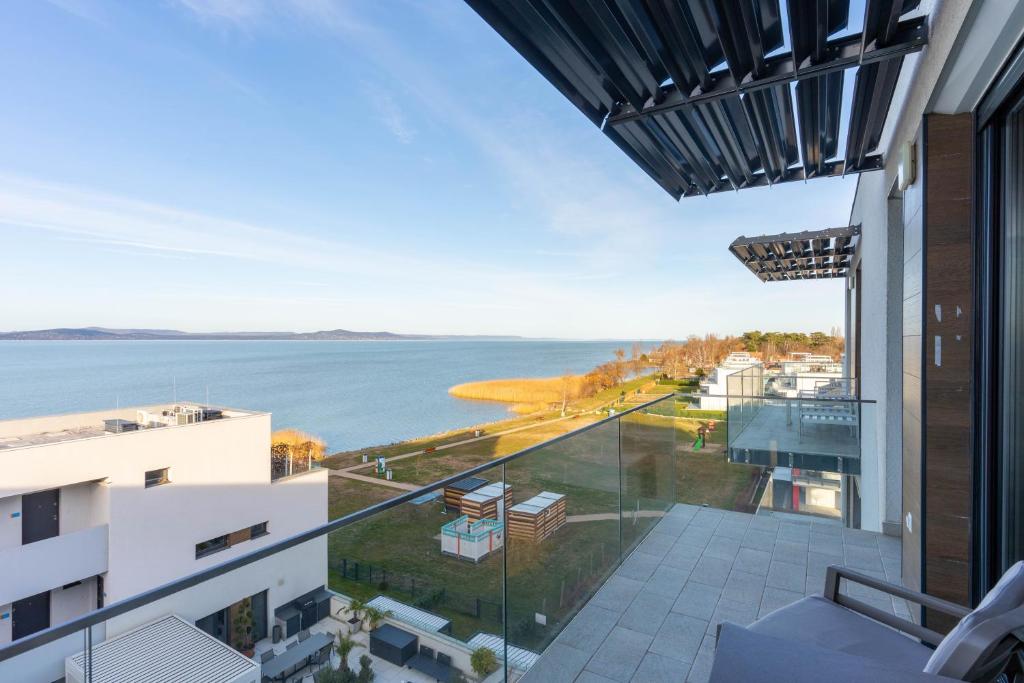 una vista sull'acqua dal balcone di un edificio di Sunset Resort 505 a Fonyód